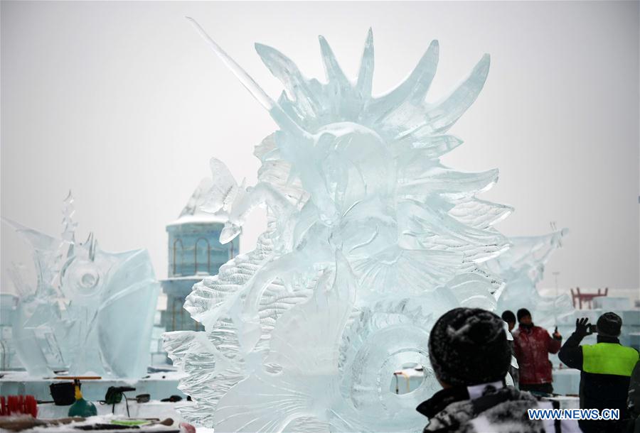 CHINA-HEILONGJIANG-HARBIN-ICE SCULPTURE (CN)