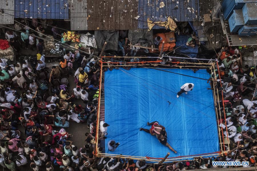 (SP)INDIA-KOLKATA-STREET WRESTLING