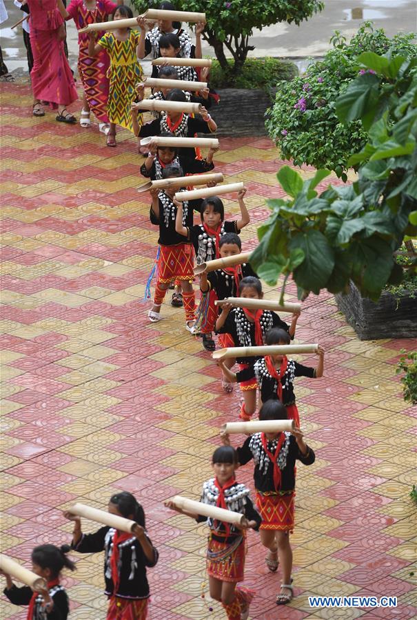 (SP)CHINA-YUNNAN-MANGSHI-MUNAO DANCING