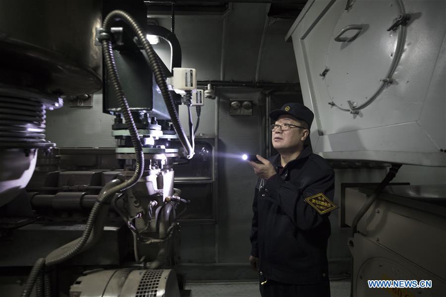 CHINA-HEILONGJIANG-PASSENGER TRAIN-GENERATOR CAR-STAFF (CN)