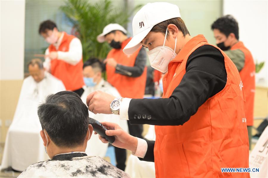 CHINA-SICHUAN-CHENGDU-NOVEL CORONAVIRUS-VOLUNTEER BARBERS (CN)