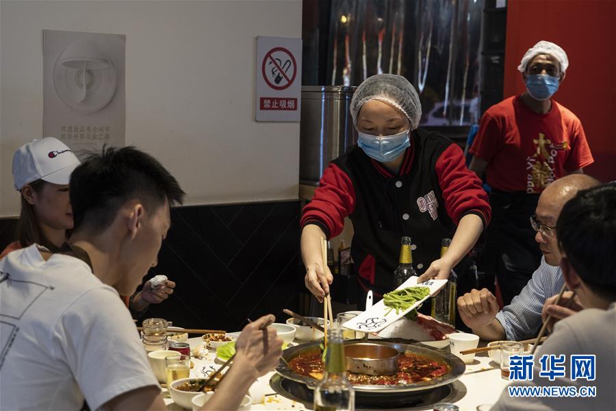 （图文互动）（2）火锅与分餐制“同行”——四川成都餐饮新风尚观察