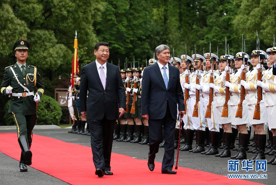 会谈前，习近平在上海西郊会议中心广场为阿坦巴耶夫举行欢迎仪式。新华社记者 庞兴雷 摄 