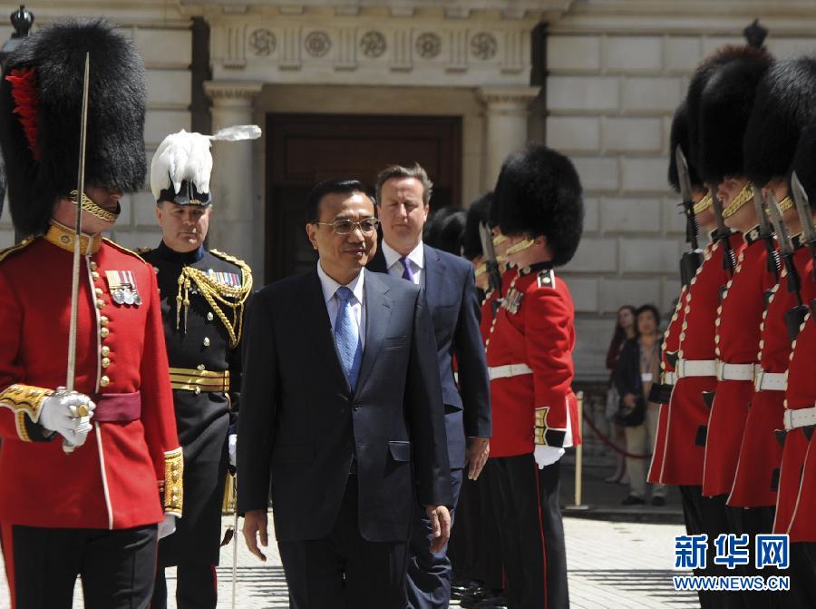 6月17日，中国国务院总理李克强在伦敦唐宁街10号首相府同英国首相卡梅伦举行中英总理年度会晤。这是会晤前，卡梅伦为李克强举行隆重的欢迎仪式。新华社记者 张铎 摄  