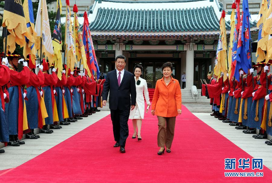 7月3日，国家主席习近平在首尔同韩国总统朴槿惠举行会谈?；崽盖?，朴槿惠在青瓦台总统府为习近平举行隆重欢迎仪式。 新华社记者饶爱民摄 