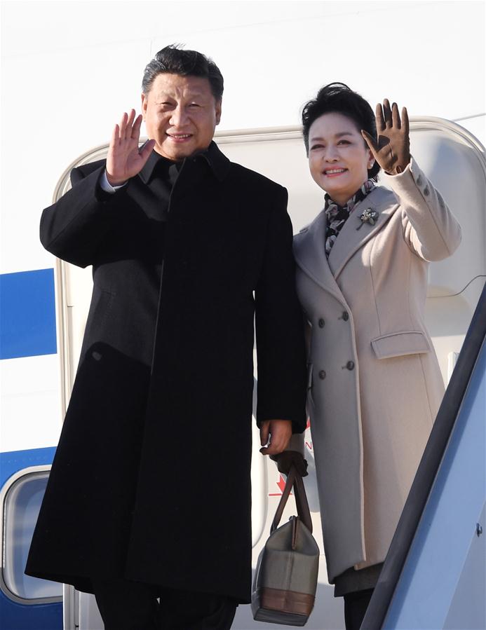 4月4日，国家主席习近平乘专机抵达赫尔辛基，开始对芬兰共和国进行国事访问。这是习近平和夫人彭丽媛步出舱门。 新华社记者 饶爱民 摄 