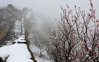 长城春雪美如画